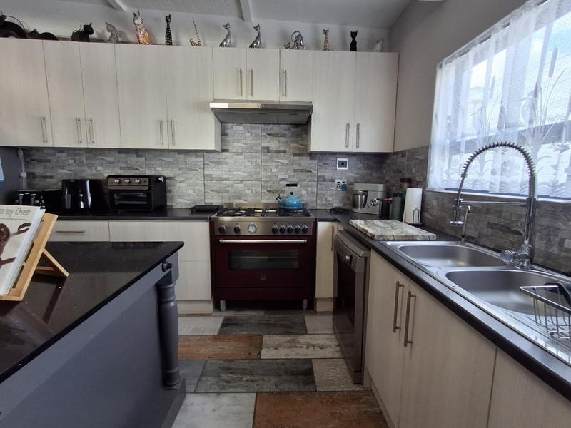 3 Bedroom Property for Sale in Britannia Bay Western Cape